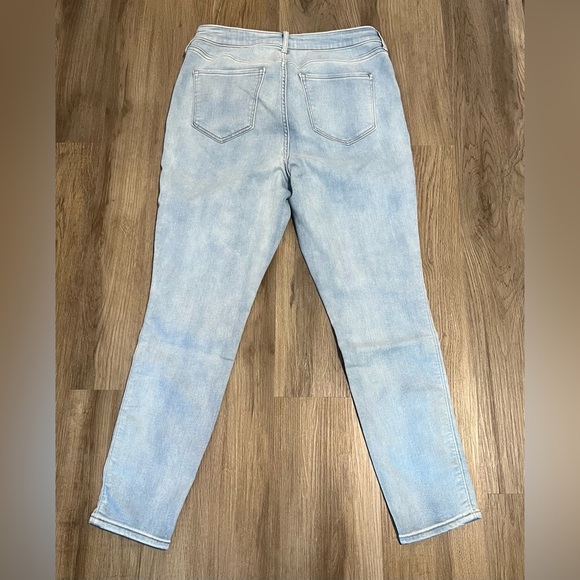 Women's Old Navy Extra High Rise Rockstar Super Skinny Light Jeans - Picture 3 of 3